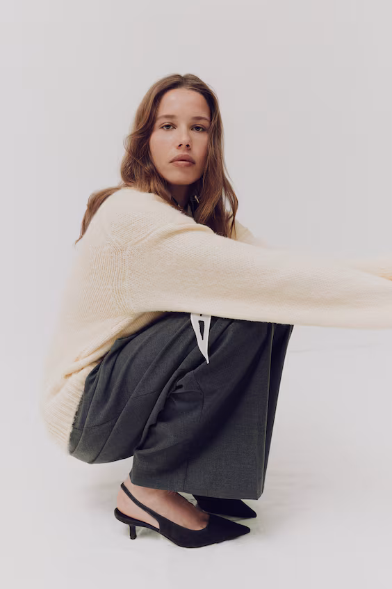 Туфли на каблуке котенок с открытым пяткой из замши