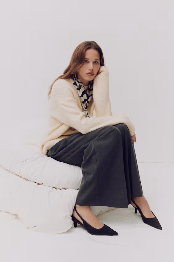 Туфли на каблуке котенок с открытым пяткой из замши