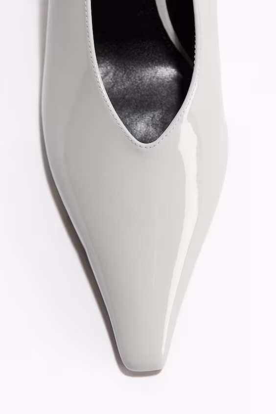 Классические туфли с узким носом