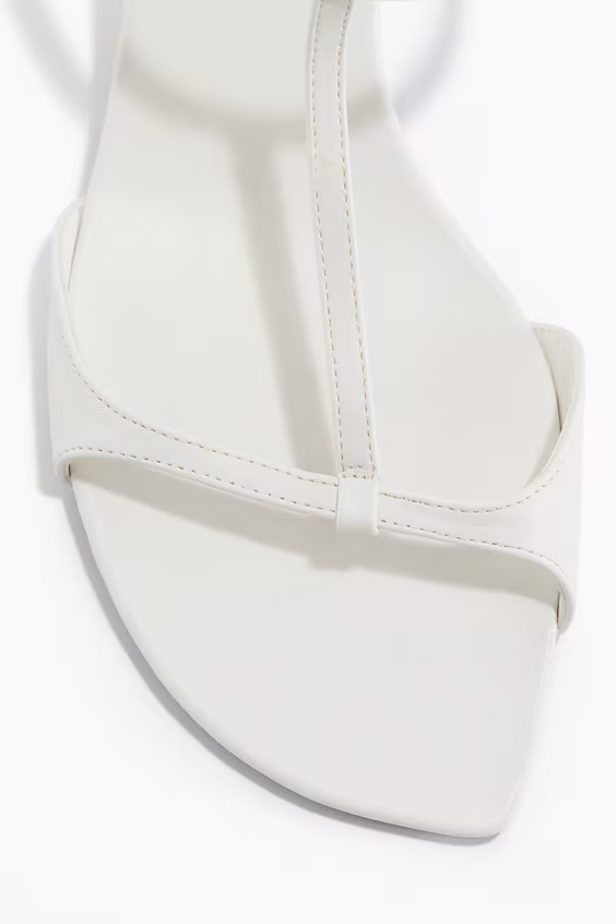 Сандалии на высоком каблуке