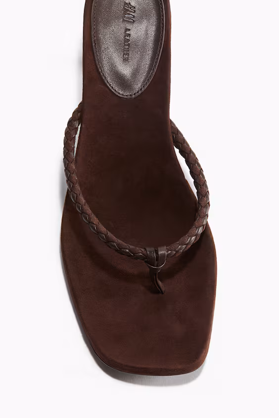 Сандалии на высоком каблуке из замши