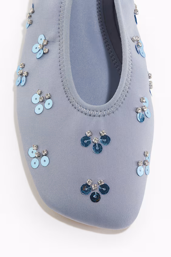 Украшенные туфли на открытом каблуке