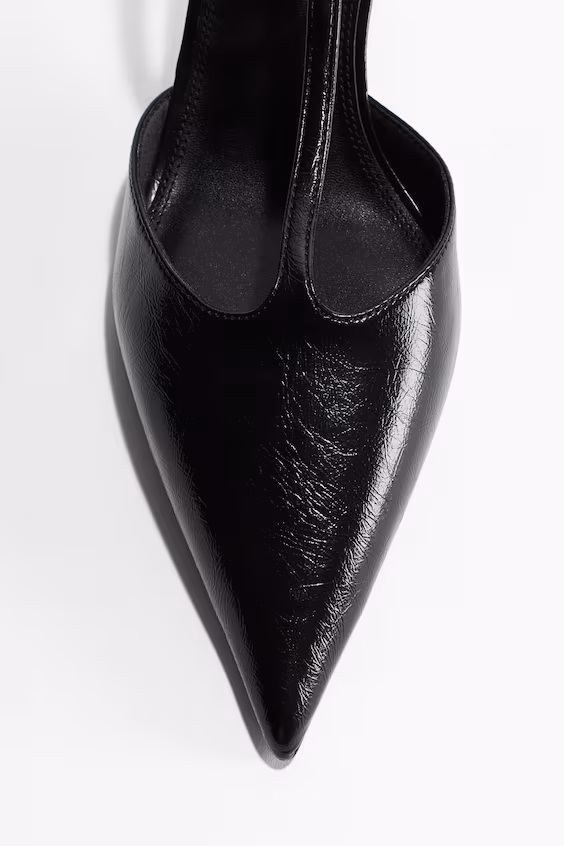 Босоножки на высоком каблуке с ремешком