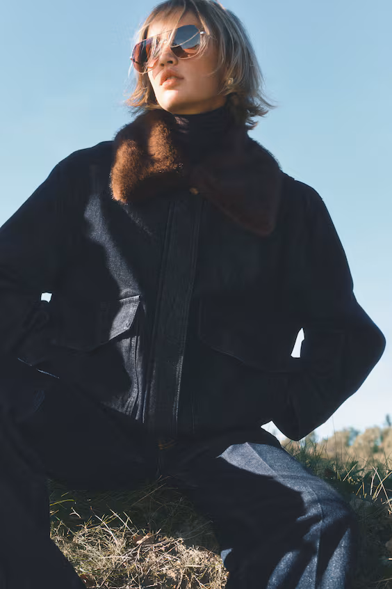 Джинсовая куртка с меховым воротником