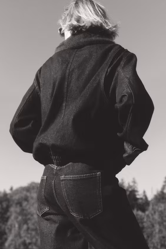 Джинсовая куртка с меховым воротником