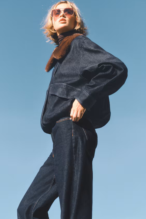 Джинсовая куртка с меховым воротником