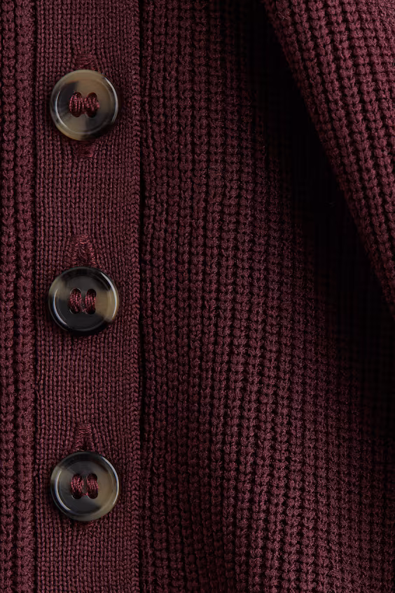 Жилет из вязаного крафта с баской