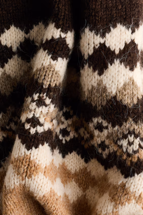 Свитер средней плотности с вырезом лодочка и узором джаккард