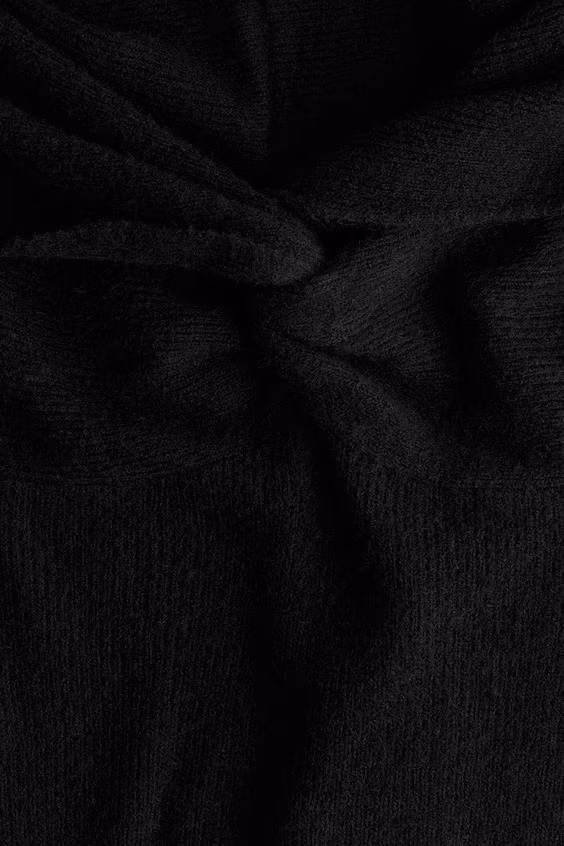 Платье с открытыми плечами из тонкой ткани