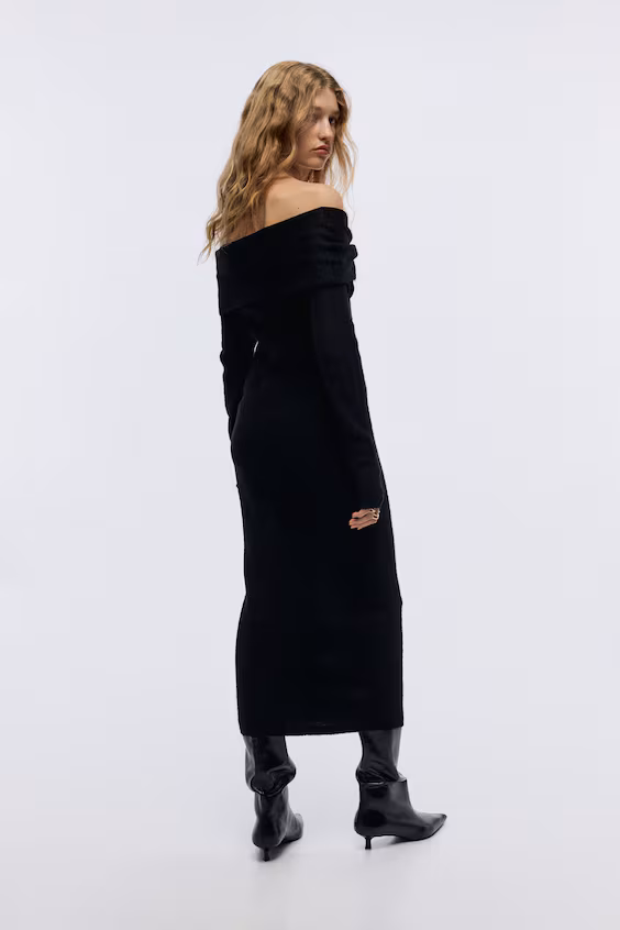 Платье с открытыми плечами из тонкой ткани