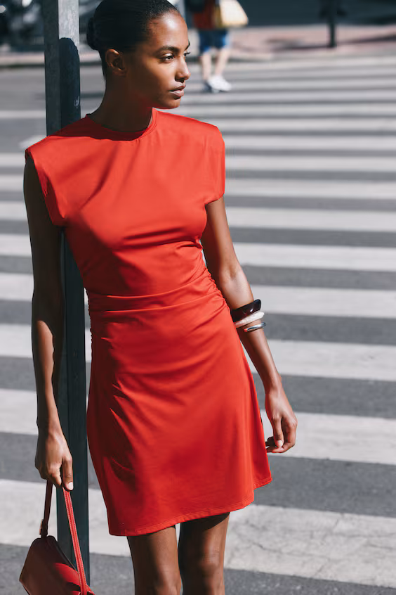 Платье в интерлоке с наплечниками