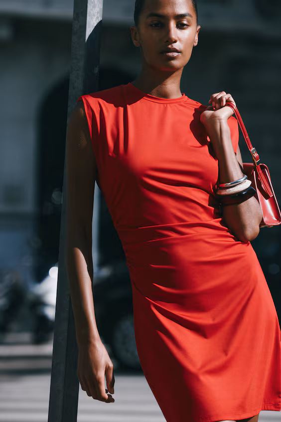 Платье в интерлоке с наплечниками