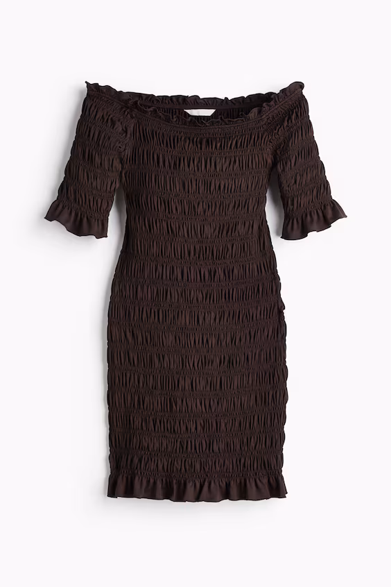 Платье с обнаженными плечами и смокингом