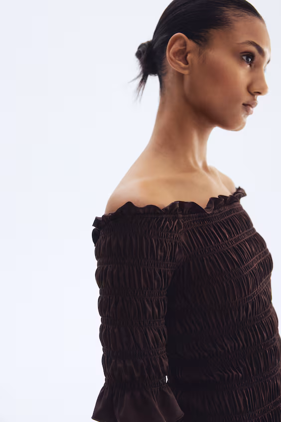 Платье с обнаженными плечами и смокингом