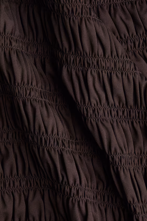 Платье с обнаженными плечами и смокингом