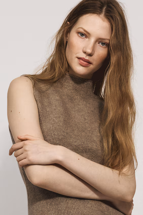 Платье из вязаного полотна с высоким воротником