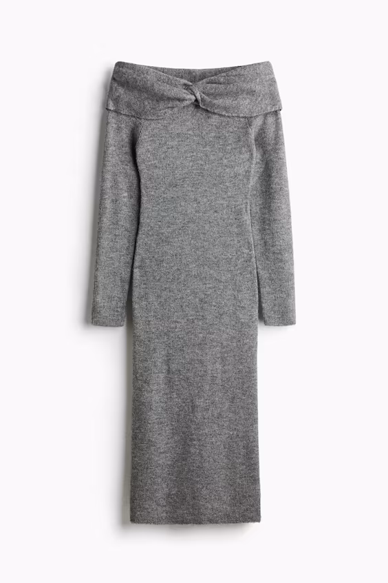 Платье с обнаженными плечами из тонкой вязаной ткани