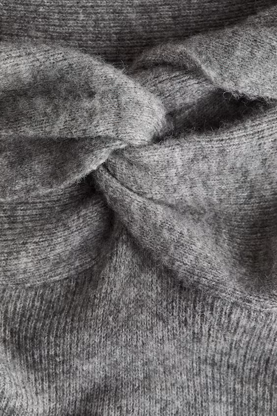 Платье с обнаженными плечами из тонкой вязаной ткани