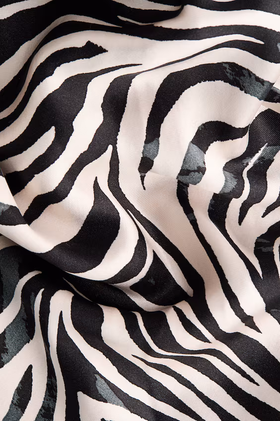 Платье на бретелях из атласа