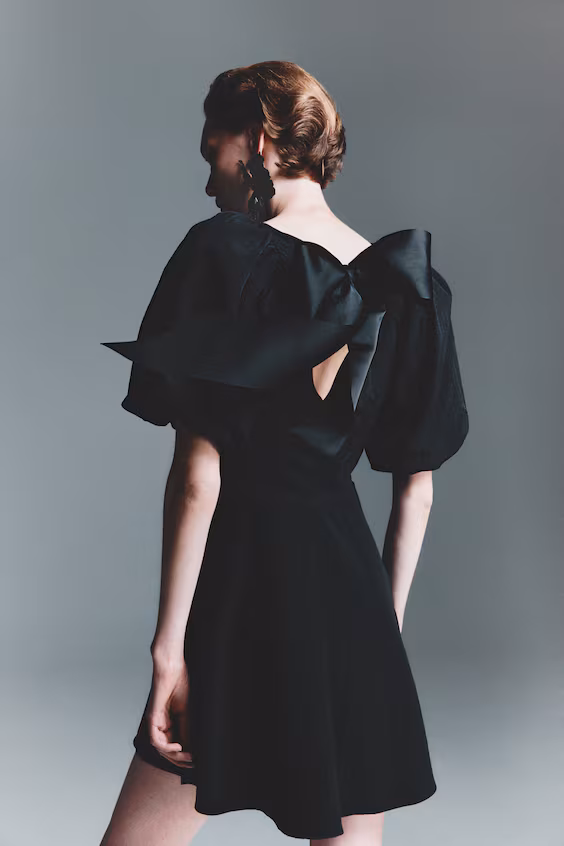 Платье с воланами на рукавах