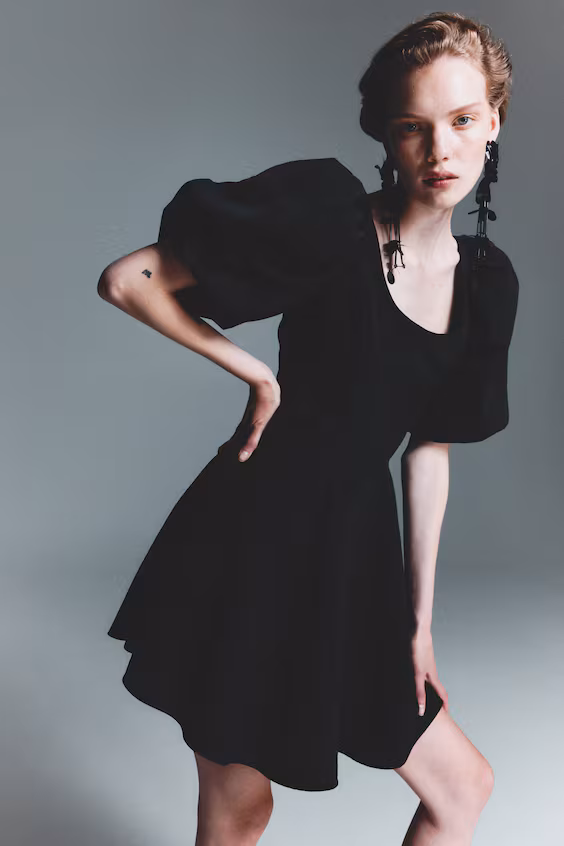 Платье с воланами на рукавах