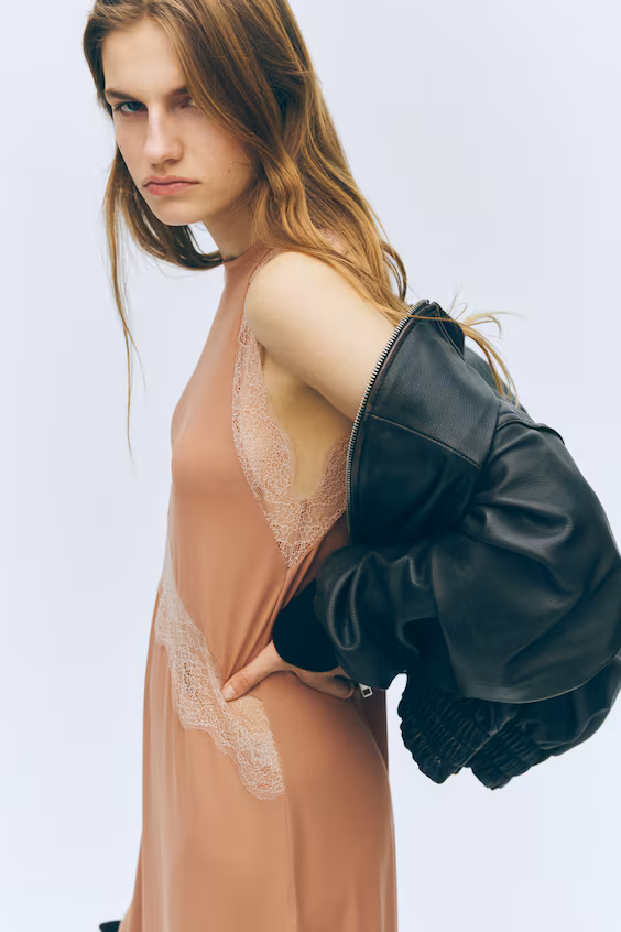 Платье с кружевом