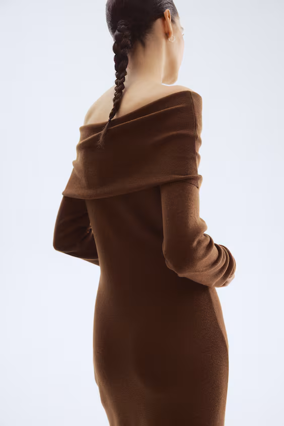 Платье с открытыми плечами