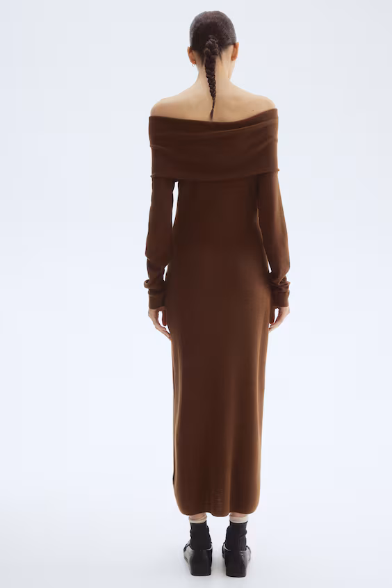 Платье с открытыми плечами