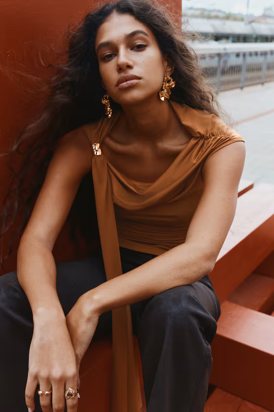 Свитер с драпировкой и одним открытым плечом