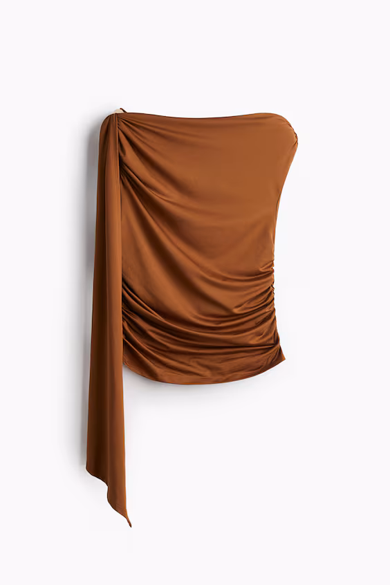 Свитер с драпировкой и одним открытым плечом