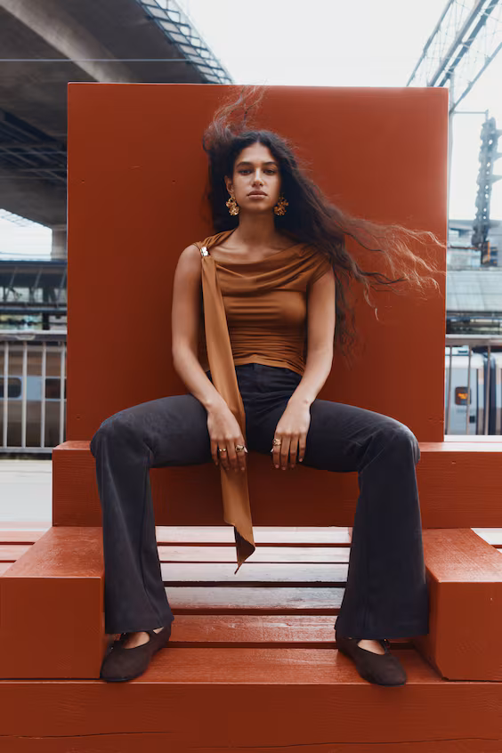 Свитер с драпировкой и одним открытым плечом