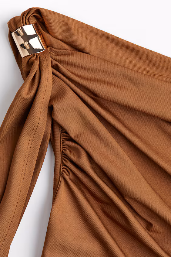 Свитер с драпировкой и одним открытым плечом