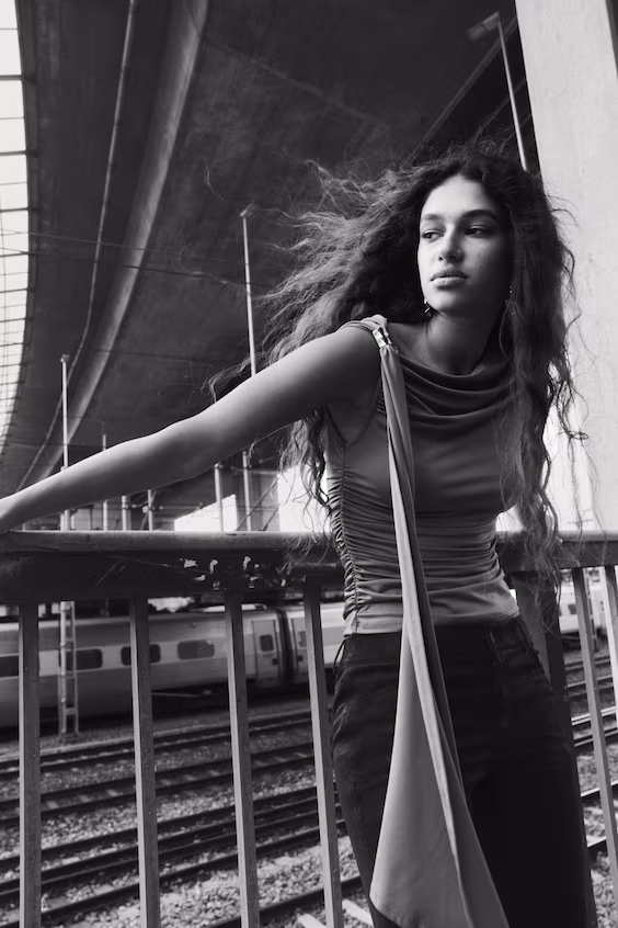 Свитер с драпировкой и одним открытым плечом