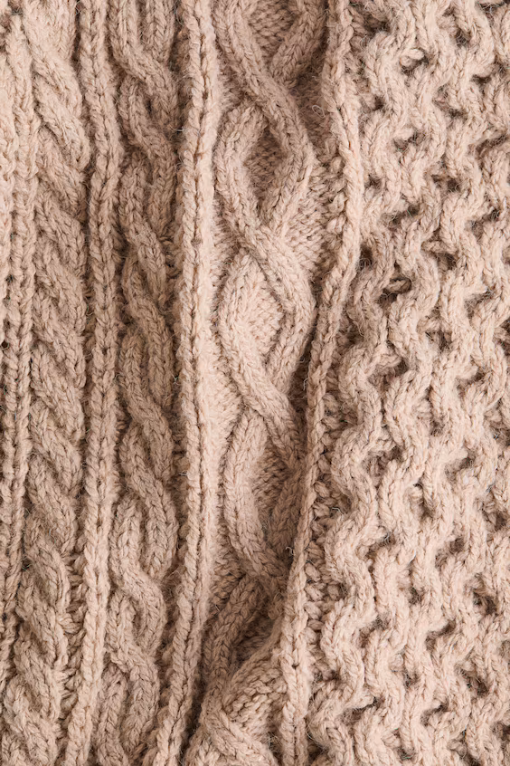 Свитер из вязаного полотна с заплетенными узорами