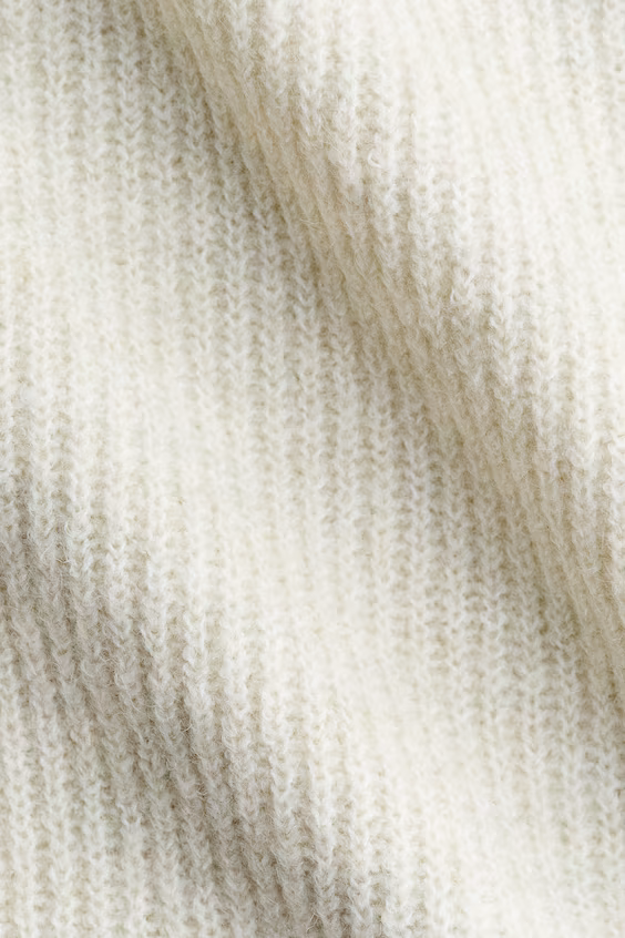 Свитер с лодочковым вырезом