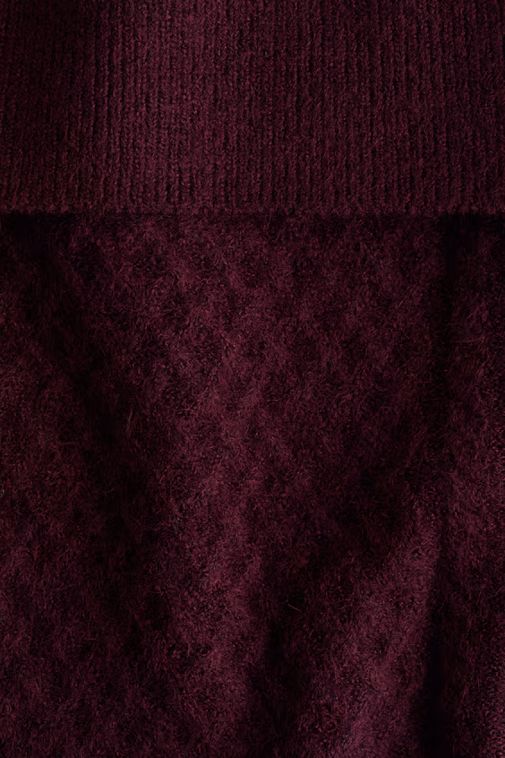 Свитер с открытыми плечами