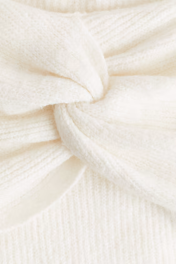 Свитер с открытыми плечами