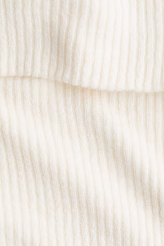 Свитер в рубчик с открытыми плечами