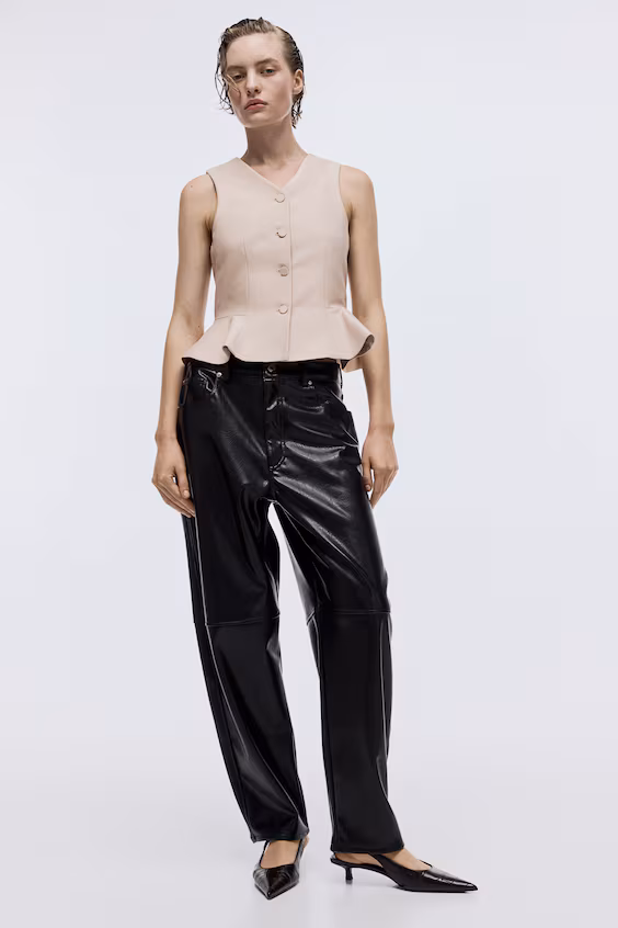 Жилет с баской и вырезом лодочкой