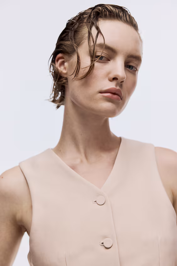 Жилет с баской и вырезом лодочкой