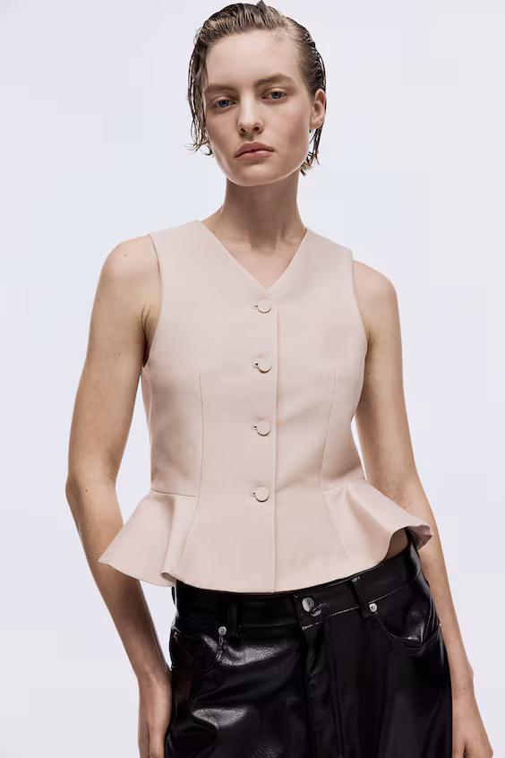 Жилет с баской и вырезом лодочкой