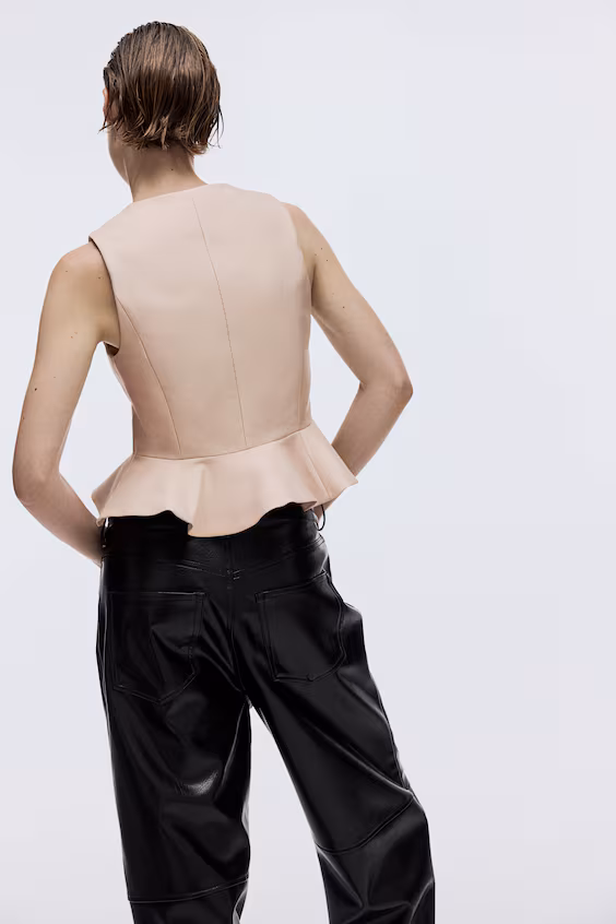 Жилет с баской и вырезом лодочкой