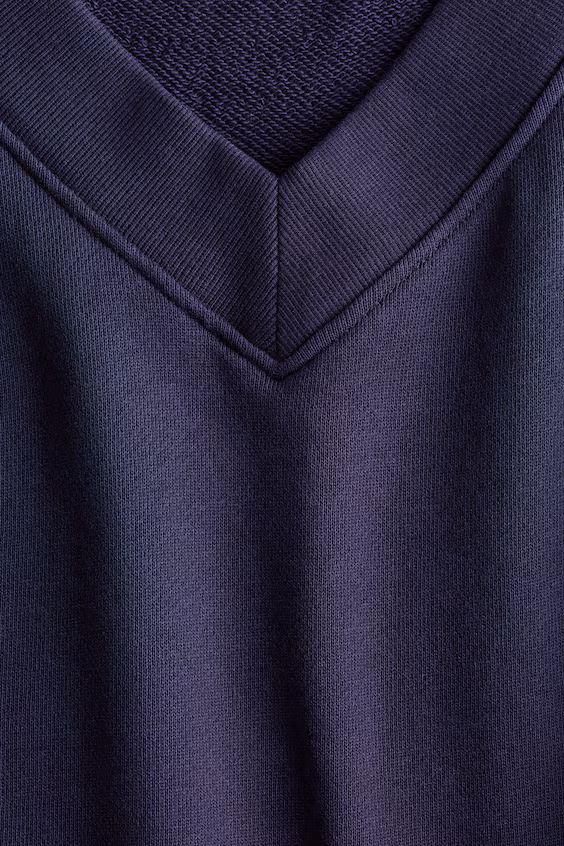 Свитшот с вырезом в форме v