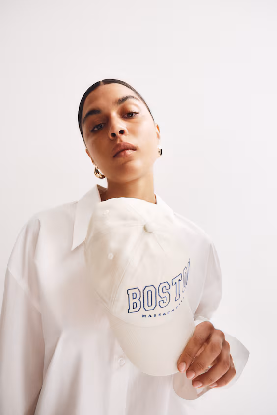 Бейсболка из хлопкового холста с вышитым узором