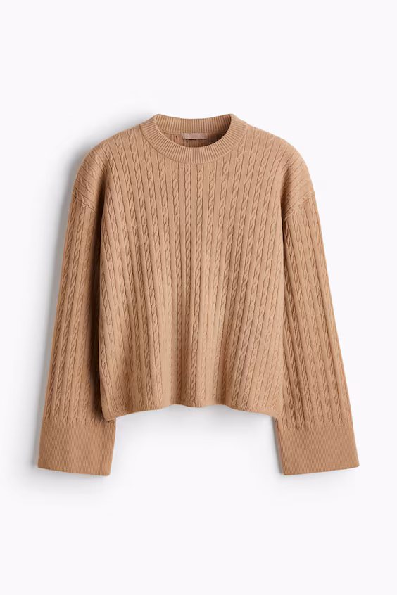 Свитер из вязаного полотна с торчащими нитями