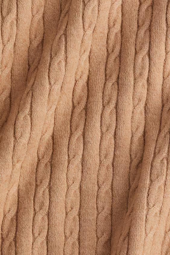 Свитер из вязаного полотна с торчащими нитями