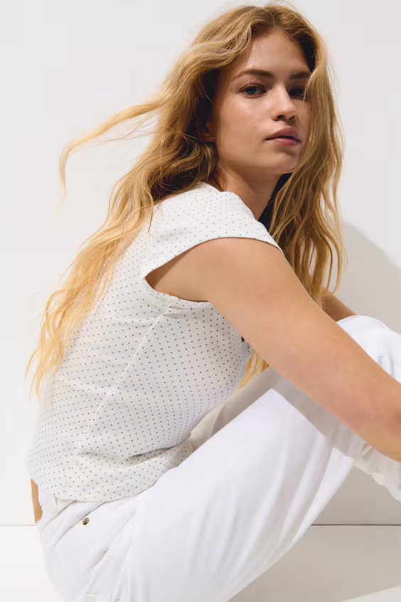 Футболка в рубчик с вырезом лодочкой