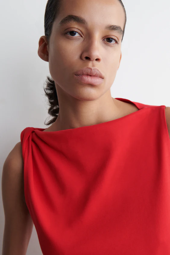 Топ из хлопка с скрученной деталью