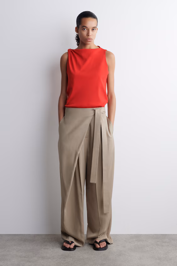 Топ из хлопка с скрученной деталью