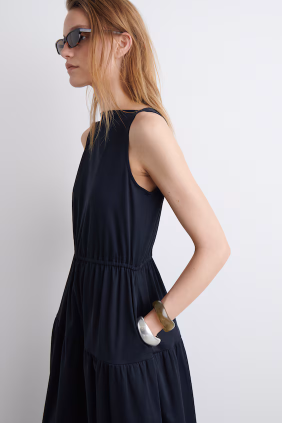 Миди платье с узором и вырезом лодочкой